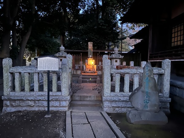 静かに時を待つ日久上人廟