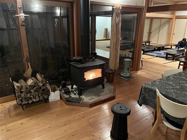 客殿は薪ストーブ。