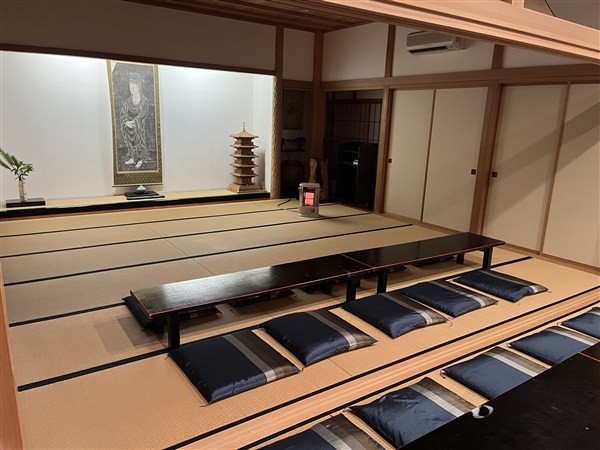 来客を待つ客殿。