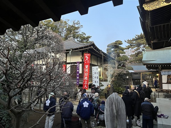 開門を待つ人々。