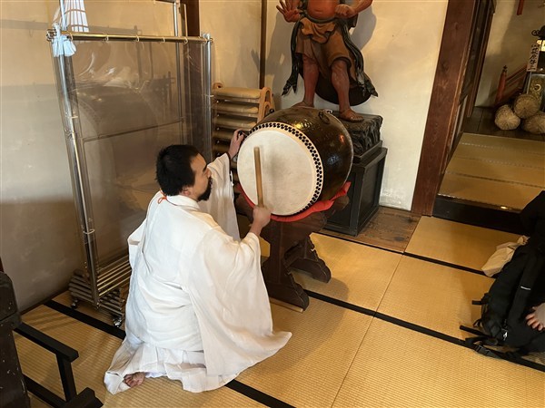 太鼓が鳴り響く