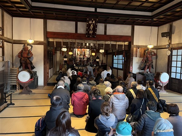 参詣人も表堂へ