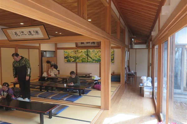 参詣者を待つ客殿