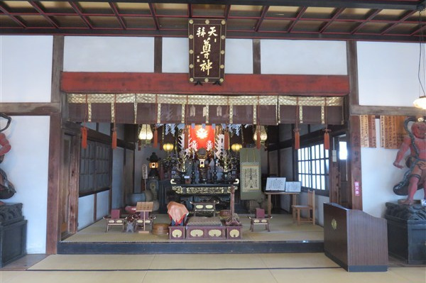 静かに時を待つ表堂