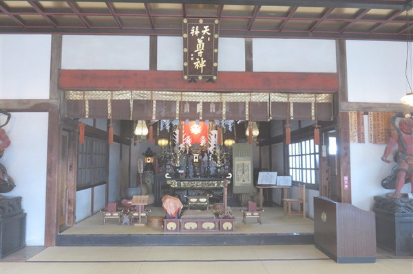 静かに時を待つ表堂