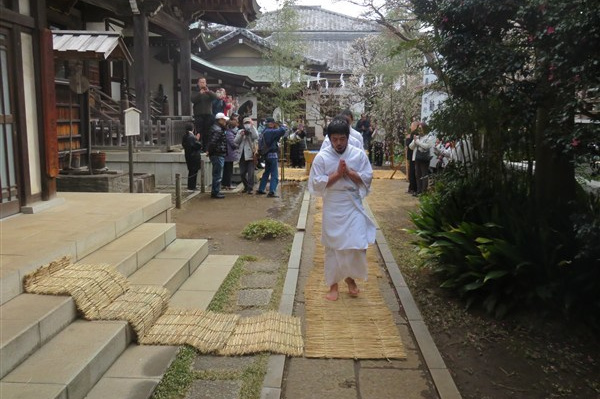 水行式を終え、退場する