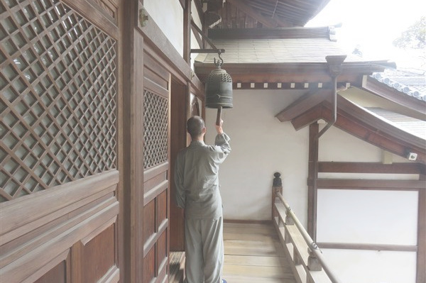 半鐘が鳴らされる