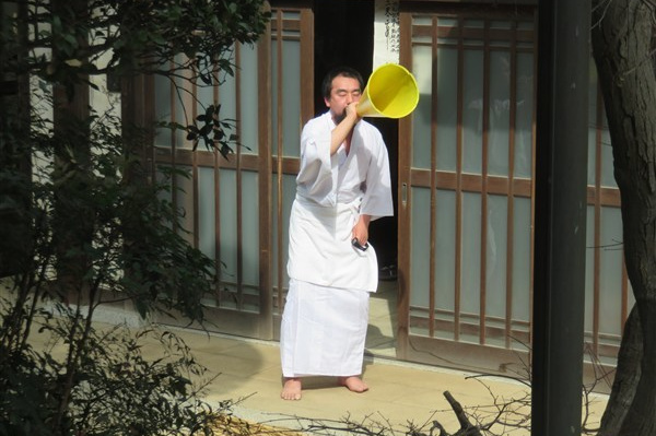 水行の始まりを告げる