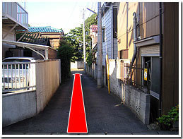 路地を真っすぐ進みます