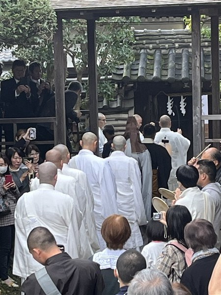 瑞門をくぐる行僧の列